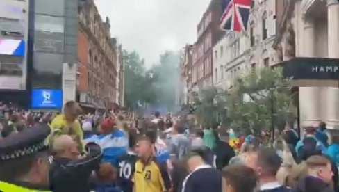 ENGLEZI U PANICI: Na hiljade Škota okupiralo London, velike policijske snage na ulicama (VIDEO) ENGLEZI U PANICI: Na hiljade Škota okupiralo London, velike policijske snage na ulicama (VIDEO)