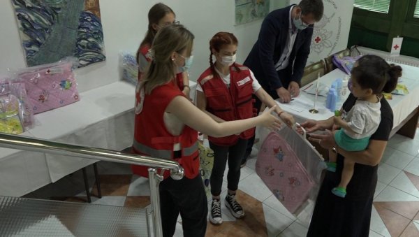 ПОКЛОНИ ЗА 28 НОВОРОЂЕНЧАДИ: Дароване бебе рођене у Недељи Црвеног крста у Суботици ПОКЛОНИ ЗА 28 НОВОРОЂЕНЧАДИ: Дароване бебе рођене у Недељи Црвеног крста у Суботици