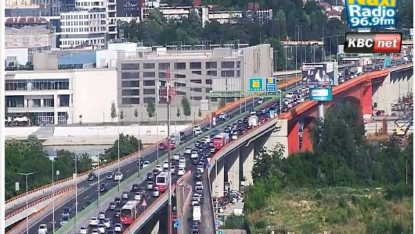 ОГРОМНА ГУЖВА НА АУТО-ПУТУ КРОЗ БЕОГРАД: Погледајте каква је ситуација у осталим деловима престонице (ФОТО) ОГРОМНА ГУЖВА НА АУТО-ПУТУ КРОЗ БЕОГРАД: Погледајте каква је ситуација у осталим деловима престонице (ФОТО)