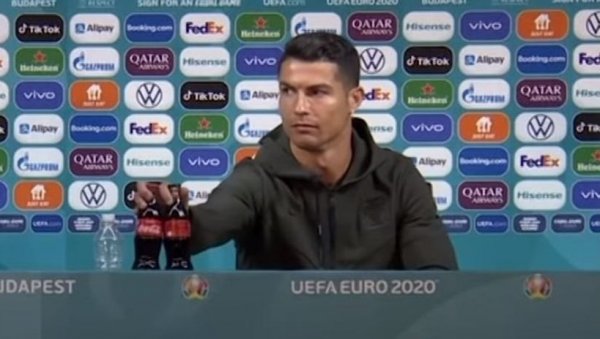 КО СКЛОНИ ФЛАШИЦУ – КАЗНА: Тренд који је увео Роналдо више се неће толерисати КО СКЛОНИ ФЛАШИЦУ – КАЗНА: Тренд који је увео Роналдо више се неће толерисати