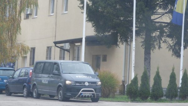 ЛИСИЦЕ И ЗБОГ ОСМИЦИНЕ ДИПЛОМЕ? Оснивач и директор Америчког универзитета у Тузли Денис Прцић ухапшен са још двоје сарадника ЛИСИЦЕ И ЗБОГ ОСМИЦИНЕ ДИПЛОМЕ? Оснивач и директор Америчког универзитета у Тузли Денис Прцић ухапшен са још двоје сарадника