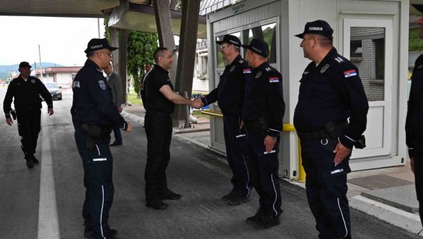 ВУЛИН ПОРУЧУЈЕ: Србија није паркинг за мигранте ВУЛИН ПОРУЧУЈЕ: Србија није паркинг за мигранте