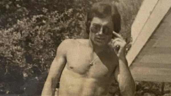 ПРЕПОЗНАЈЕТЕ ЛИ ГА? Ћерка популарног певача објавила његову фотку из младости (ФОТО) ПРЕПОЗНАЈЕТЕ ЛИ ГА? Ћерка популарног певача објавила његову фотку из младости (ФОТО)