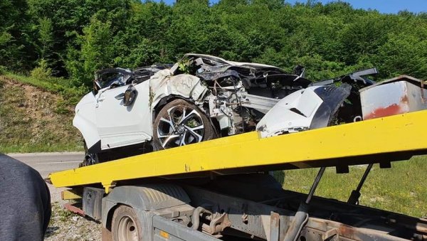 (УЗНЕМИРУЈИЋИ ФОТО) ТЕШКА САОБРАЋАЈНА НЕСРЕЋА КОД НОВЕ ВАРОШИ: Има повређених, аутомобил слетео у провалију дубоку десет метара (УЗНЕМИРУЈИЋИ ФОТО) ТЕШКА САОБРАЋАЈНА НЕСРЕЋА КОД НОВЕ ВАРОШИ: Има повређених, аутомобил слетео у провалију дубоку десет метара