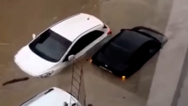 НЕ ВОЗИТЕ АУТОМОБИЛ КРОЗ ВОДУ, ШТЕТА МОЖЕ БИТИ КАТАСТРОФАЛНА: Поправка кошта колико и ауто НЕ ВОЗИТЕ АУТОМОБИЛ КРОЗ ВОДУ, ШТЕТА МОЖЕ БИТИ КАТАСТРОФАЛНА: Поправка кошта колико и ауто