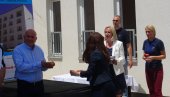 СТАМБЕНО ЗБРИНУТО 60 ИЗБЕГЛИЧКИХ ПОРОДИЦА: У Лозници свечано уручени кључеви СТАМБЕНО ЗБРИНУТО 60 ИЗБЕГЛИЧКИХ ПОРОДИЦА: У Лозници свечано уручени кључеви