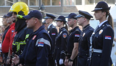 СУТРА ВЕЛИКА СВЕЧАНОСТ ПОВОДОМ ДАНА МУП СРБИЈЕ: У строју више од 2.000 полицајаца СУТРА ВЕЛИКА СВЕЧАНОСТ ПОВОДОМ ДАНА МУП СРБИЈЕ: У строју више од 2.000 полицајаца