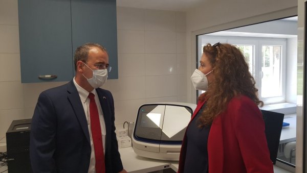 ЧИТАЈУ ГЕНЕ ДА НАЦИЉАЈУ БОЛЕСТ: Нова генетска лабораторија у Нишу, најмодернији апарати за сложене анализе ДНК ЧИТАЈУ ГЕНЕ ДА НАЦИЉАЈУ БОЛЕСТ: Нова генетска лабораторија у Нишу, најмодернији апарати за сложене анализе ДНК