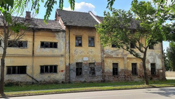 НОВОСТИ ИСТРАЖУЈУ: Место погрома 10.000 људи у Зрењанину труне скривено иза катанца (ФОТО) НОВОСТИ ИСТРАЖУЈУ: Место погрома 10.000 људи у Зрењанину труне скривено иза катанца (ФОТО)