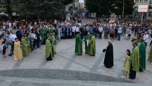ЛИТИЈА УЛИЦАМА ГРАДА: Краљевчани обележавају Свету Тројицу (ФОТО) ЛИТИЈА УЛИЦАМА ГРАДА: Краљевчани обележавају Свету Тројицу (ФОТО)