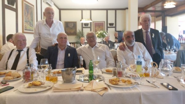 ЖОЦ И ДУДА УЖИВАЈУ: Погледајте где су се среле легенде српске кошарке (ФОТО) ЖОЦ И ДУДА УЖИВАЈУ: Погледајте где су се среле легенде српске кошарке (ФОТО)