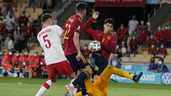 ШПАНИЈА ПОНОВО РАЗОЧАРАЛА: Фурија повела, Левандовски донео реми Пољској (ВИДЕО) ШПАНИЈА ПОНОВО РАЗОЧАРАЛА: Фурија повела, Левандовски донео реми Пољској (ВИДЕО)