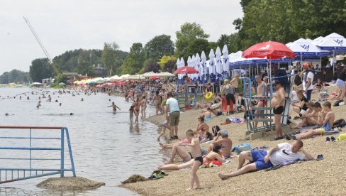 СТРАХ ОД КОРОНЕ БАЦИЛИ У ЈЕЗЕРО: Велики број Београђана спас од врућине пронашао на Ади Циганлији СТРАХ ОД КОРОНЕ БАЦИЛИ У ЈЕЗЕРО: Велики број Београђана спас од врућине пронашао на Ади Циганлији