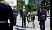 СРБИЈА ПАМТИ СВОЈЕ ХЕРОЈЕ! Вулин на полагању венаца страдалим полицајцима (ФОТО) СРБИЈА ПАМТИ СВОЈЕ ХЕРОЈЕ! Вулин на полагању венаца страдалим полицајцима (ФОТО)