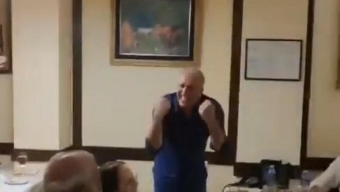 OBRADOVIĆ U DELIRIJUMU PEVA PARTIZANU: Kića ženi sina i ori se Da volim crno-bele (VIDEO) OBRADOVIĆ U DELIRIJUMU PEVA PARTIZANU: Kića ženi sina i ori se Da volim crno-bele (VIDEO)