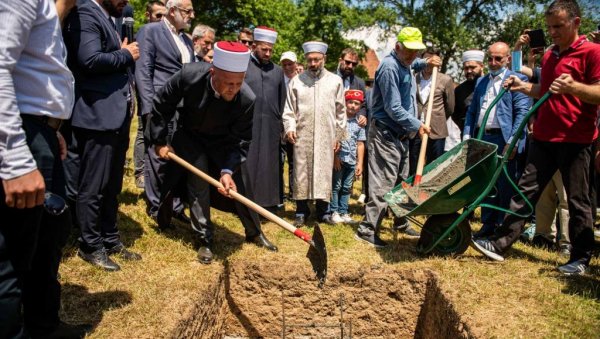 ПОЧЕЛА ГРАДЊА ЦЕНТРАЛНЕ ЏАМИЈЕ: У Бијелом Пољу положен камен темељац ПОЧЕЛА ГРАДЊА ЦЕНТРАЛНЕ ЏАМИЈЕ: У Бијелом Пољу положен камен темељац