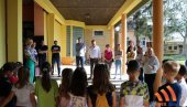 POKLONI ZA PRVAKE PO TRADICIJI: Podeljeni paketi sa školskim priborom u Sečnju POKLONI ZA PRVAKE PO TRADICIJI: Podeljeni paketi sa školskim priborom u Sečnju