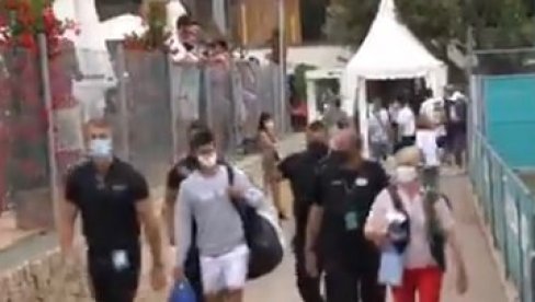 НОВАК ЈЕ КРАЉ НА МАЈОРЦИ: Ђоковића чувају четири телохранитеља (ВИДЕО) НОВАК ЈЕ КРАЉ НА МАЈОРЦИ: Ђоковића чувају четири телохранитеља (ВИДЕО)