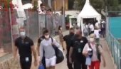 NOVAK JE KRALJ NA MAJORCI: Đokovića čuvaju četiri telohranitelja (VIDEO) NOVAK JE KRALJ NA MAJORCI: Đokovića čuvaju četiri telohranitelja (VIDEO)
