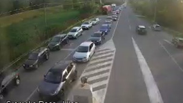 ГУЖВА НА СРЕМСКОЈ РАЧИ: Возила чекају по 90 минута, ево каква је ситуација на осталим граничним прелазима у Србији ГУЖВА НА СРЕМСКОЈ РАЧИ: Возила чекају по 90 минута, ево каква је ситуација на осталим граничним прелазима у Србији