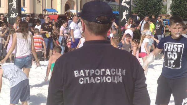 ОСМЕСИ ПОЛИЦАЈАЦА НА ТРГУ: Обележели свој дан са Зрењанинцима (ФОТО) ОСМЕСИ ПОЛИЦАЈАЦА НА ТРГУ: Обележели свој дан са Зрењанинцима (ФОТО)