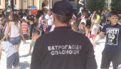 OSMESI POLICAJACA NA TRGU: Obeleželi svoj dan sa Zrenjanincima (FOTO) OSMESI POLICAJACA NA TRGU: Obeleželi svoj dan sa Zrenjanincima (FOTO)