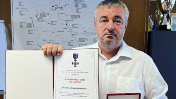 МАЧ ОД САБОРАЦА: Душан Бајатовић похвалио се недавно посебним признањем МАЧ ОД САБОРАЦА: Душан Бајатовић похвалио се недавно посебним признањем