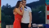 НОВИ СКАНДАЛ ЈАДРАНКЕ БАРЈАКТАРОВИЋ: Запевала Томпсонов хит усред Никшића (ВИДЕО) НОВИ СКАНДАЛ ЈАДРАНКЕ БАРЈАКТАРОВИЋ: Запевала Томпсонов хит усред Никшића (ВИДЕО)