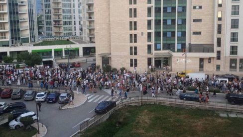 НЕКОЛИКО ХИЉАДА ЉУДИ НА ЛИТИЈИ У БУДВИ: Митрополит Јоаникије поручио - Ако власт не буде одговорна, брзо иде у заборав НЕКОЛИКО ХИЉАДА ЉУДИ НА ЛИТИЈИ У БУДВИ: Митрополит Јоаникије поручио - Ако власт не буде одговорна, брзо иде у заборав