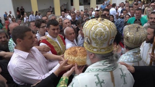 ЛИТИЈА У ПЉЕВЉИМА: Прослављена манастирска слава Свете Тројице (ФОТО) ЛИТИЈА У ПЉЕВЉИМА: Прослављена манастирска слава Свете Тројице (ФОТО)