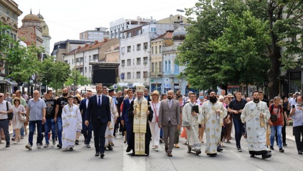 КРОЗ КРАГУЈЕВАЦ ПРОШЛА ЛИТИЈА: Обележена слава Старе цркве КРОЗ КРАГУЈЕВАЦ ПРОШЛА ЛИТИЈА: Обележена слава Старе цркве