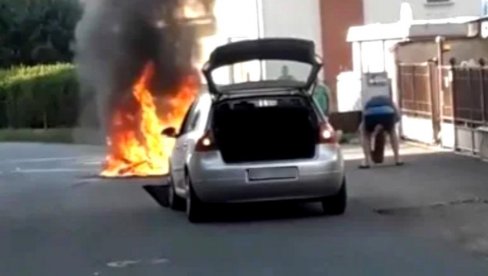 STRAŠNA SCENA U SREMČICI: Motor se zakucao u automobil, pa potpuno izgoreo! STRAŠNA SCENA U SREMČICI: Motor se zakucao u automobil, pa potpuno izgoreo!
