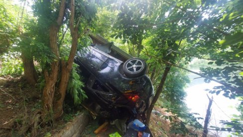 BAGREM SPREČIO TRAGEDIJU: Vozač zaspao za volanom, pa sleteo sa puta kod Ovčar banje BAGREM SPREČIO TRAGEDIJU: Vozač zaspao za volanom, pa sleteo sa puta kod Ovčar banje