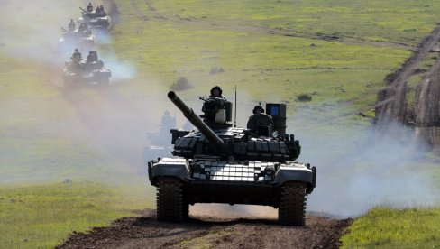 ГОМИЛАЈУ ТЕНКОВЕ НА ГРАНИЦИ: Криза у Авганистану прелива се и у Туркменистан ГОМИЛАЈУ ТЕНКОВЕ НА ГРАНИЦИ: Криза у Авганистану прелива се и у Туркменистан