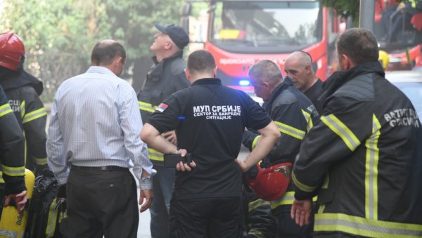 ДВОЈИЦА ВАТРОГАСАЦА ПРЕБАЧЕНИ НА ВМА: И даље траје борба са пожаром на Лиону, станари на сигурном (ФОТО/ВИДЕО) ДВОЈИЦА ВАТРОГАСАЦА ПРЕБАЧЕНИ НА ВМА: И даље траје борба са пожаром на Лиону, станари на сигурном (ФОТО/ВИДЕО)