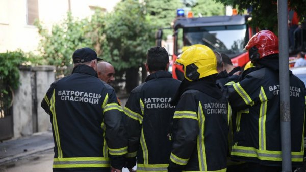 ЛОКАЛИЗОВАН ПОЖАР НА КАРАБУРМИ: Горео кров куће и две просторије, једна особа се нагутала дима, ЛОКАЛИЗОВАН ПОЖАР НА КАРАБУРМИ: Горео кров куће и две просторије, једна особа се нагутала дима,