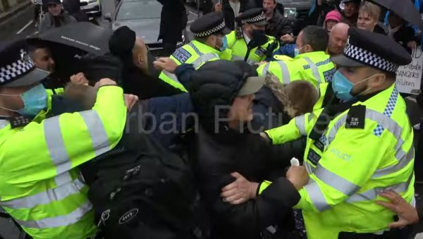 ХАОС НА УЛИЦАМА ЛОНДОНА: Протест због одложеног укидања мера ( ВИДЕО) ХАОС НА УЛИЦАМА ЛОНДОНА: Протест због одложеног укидања мера ( ВИДЕО)