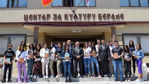 НАГРАЂЕНО 199 НАЈБОЉИХ ЂАКА: Општина Беране, у сарадњи са школама, одала признање најуспешнијим ученицима НАГРАЂЕНО 199 НАЈБОЉИХ ЂАКА: Општина Беране, у сарадњи са школама, одала признање најуспешнијим ученицима