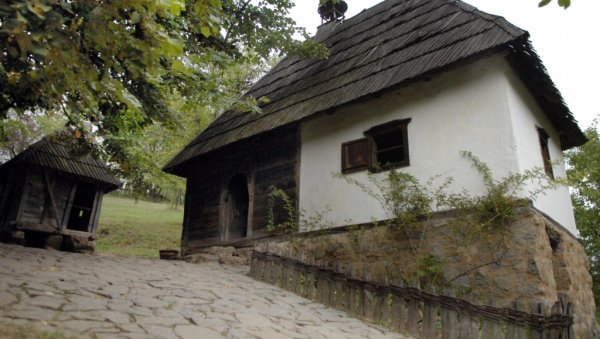 АПЕЛИ ПРОФЕСОРА СРПСКОГ: По броју часова матерњег језика на зачељу смо Европе АПЕЛИ ПРОФЕСОРА СРПСКОГ: По броју часова матерњег језика на зачељу смо Европе