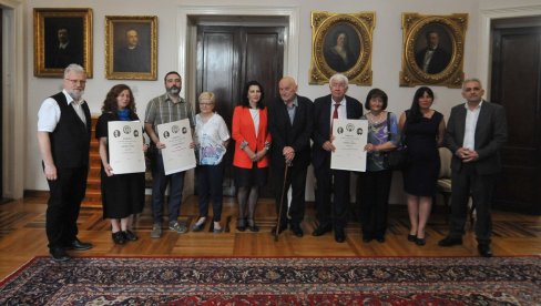ПОВЕЉЕ РЕМЕТИЋУ, БЕЛОМ И КОЛАРЦУ: Уручена признања у Матици српској у Новом Саду ПОВЕЉЕ РЕМЕТИЋУ, БЕЛОМ И КОЛАРЦУ: Уручена признања у Матици српској у Новом Саду