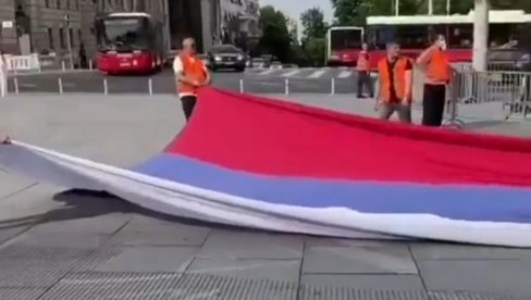 КУЧИ РАЗВУКЛИ ТРОБОЈКУ У БЕОГРАДУ: Одговор на срамну резолуцију (ВИДЕО) КУЧИ РАЗВУКЛИ ТРОБОЈКУ У БЕОГРАДУ: Одговор на срамну резолуцију (ВИДЕО)