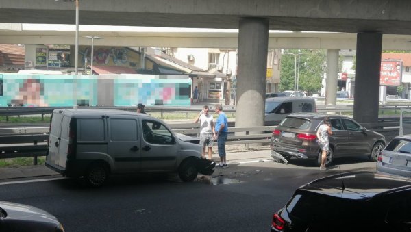 СУДАР КОД АУТОКОМАНДЕ: На ауто-путу Београд-Ниш створила се велика гужва (ФОТО) СУДАР КОД АУТОКОМАНДЕ: На ауто-путу Београд-Ниш створила се велика гужва (ФОТО)