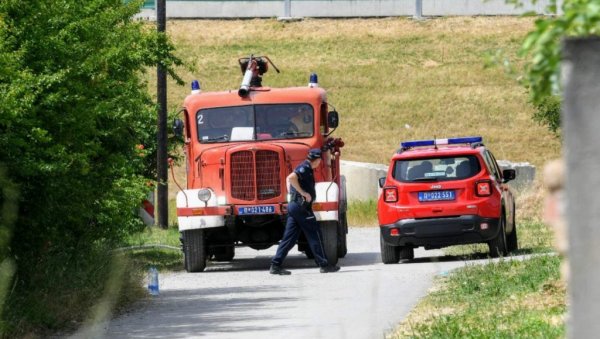 БРАНКОВО ТЕЛО ЈОШ У СЕПТИЧКОЈ ЈАМИ: Цистерне пристижу у Сурчин, ватрогасци морају да разбију део плоче (ФОТО/ВИДЕО) БРАНКОВО ТЕЛО ЈОШ У СЕПТИЧКОЈ ЈАМИ: Цистерне пристижу у Сурчин, ватрогасци морају да разбију део плоче (ФОТО/ВИДЕО)