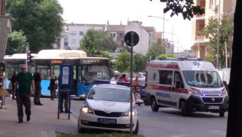 ПОВРЕЂЕН БИЦИКЛИСТА: У саобраћајној несрећи на углу Косовске и Марка Миљанова у Новом Саду ПОВРЕЂЕН БИЦИКЛИСТА: У саобраћајној несрећи на углу Косовске и Марка Миљанова у Новом Саду
