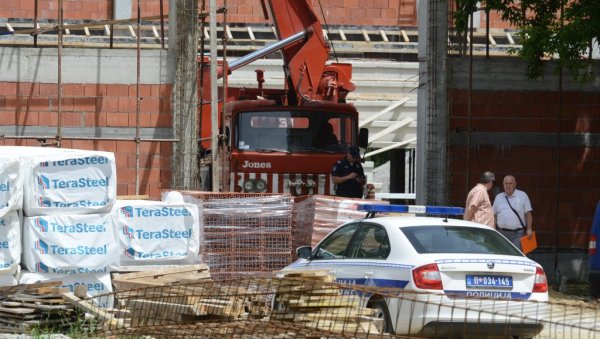 ТРАГЕДИЈА У КРАЉЕВУ: Настрадао радник (22) на градилишту Основне школе, други превезен у болницу (ФОТО) ТРАГЕДИЈА У КРАЉЕВУ: Настрадао радник (22) на градилишту Основне школе, други превезен у болницу (ФОТО)