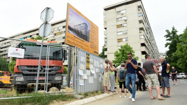 СПОРНО ГРАДИЛИШТЕ У БЛОКУ 37 СТОПИРАНО НА 24 САТА: Представници станара и инвеститора поново се састају сутра са Гораном Весићем СПОРНО ГРАДИЛИШТЕ У БЛОКУ 37 СТОПИРАНО НА 24 САТА: Представници станара и инвеститора поново се састају сутра са Гораном Весићем