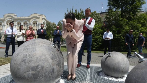 СУСРЕТ НАКОН 27 ГОДИНА: Бањалука поклања чесму Сарајеву, а Сарајево Бањалуци дечије игралиште СУСРЕТ НАКОН 27 ГОДИНА: Бањалука поклања чесму Сарајеву, а Сарајево Бањалуци дечије игралиште