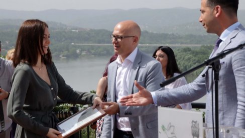ПОДРШКА ИНТЕЛЕКТУАЛНОЈ БУДУЋНОСТИ СРБИЈЕ: Најбољим студентима у Новом Саду уручене стипендије ПОДРШКА ИНТЕЛЕКТУАЛНОЈ БУДУЋНОСТИ СРБИЈЕ: Најбољим студентима у Новом Саду уручене стипендије
