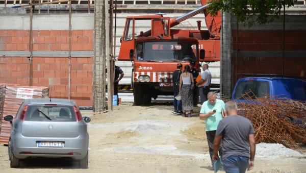 ДЕЛОВИ ПАДАЛИ КАО ДОМИНЕ, НИЈЕ МУ БИЛО СПАСА: Детаљи трагедије у Краљеву - на градилишту погинуо младић из Обреновца (ФОТО) ДЕЛОВИ ПАДАЛИ КАО ДОМИНЕ, НИЈЕ МУ БИЛО СПАСА: Детаљи трагедије у Краљеву - на градилишту погинуо младић из Обреновца (ФОТО)