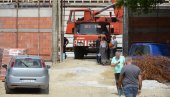 ДЕЛОВИ ПАДАЛИ КАО ДОМИНЕ, НИЈЕ МУ БИЛО СПАСА: Детаљи трагедије у Краљеву - на градилишту погинуо младић из Обреновца (ФОТО)